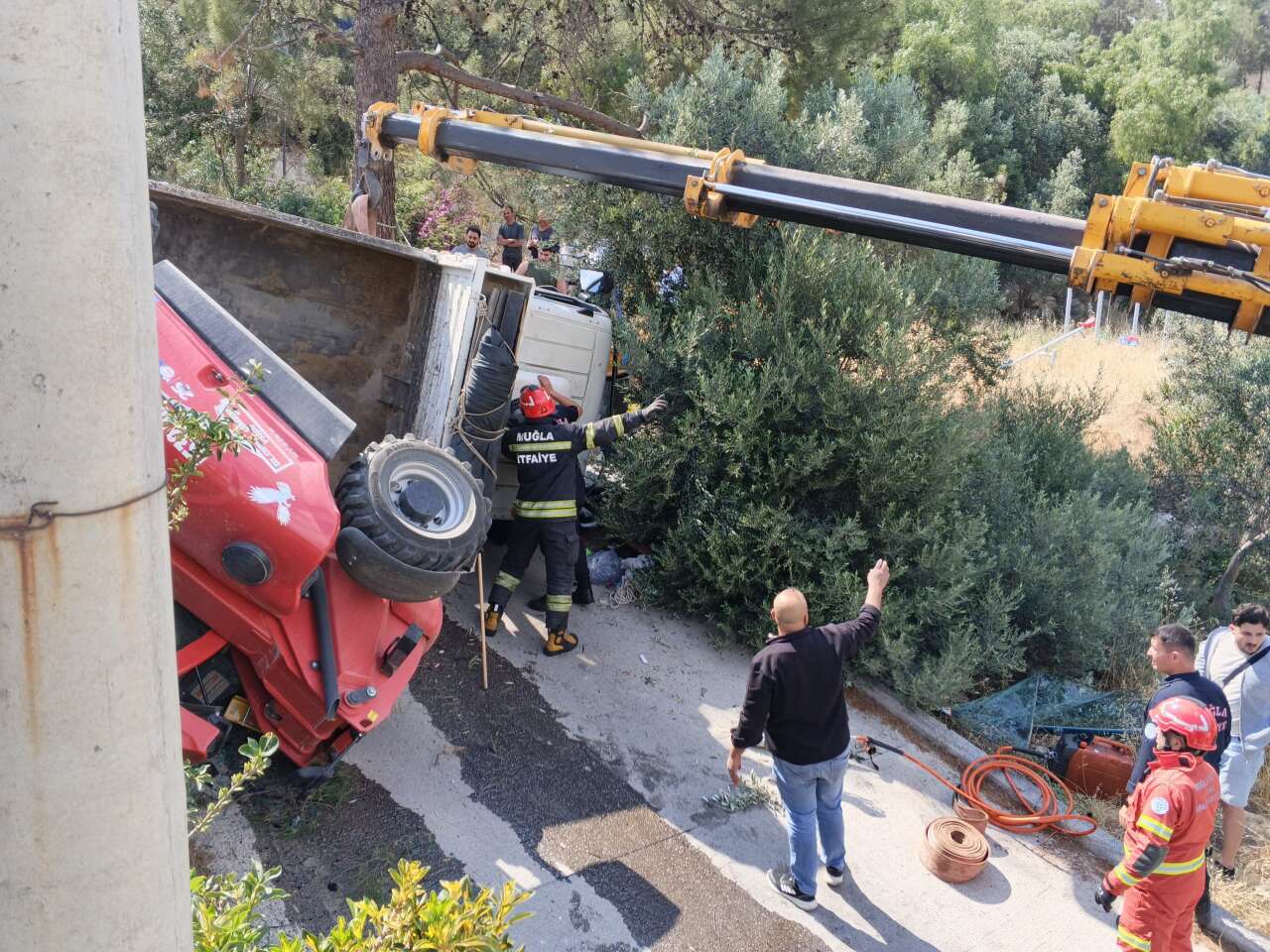 Muğla’da İş Makinesi Devrildi, Kabinde Sıkışan 2 Kişi Kurtarıldı 1